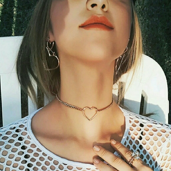 Jewelry - ❤NEW Silver Colored Metal Heart in Chains Choker